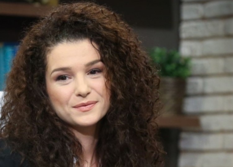 Водещата на bTV Алекс Кръстева роди момченце